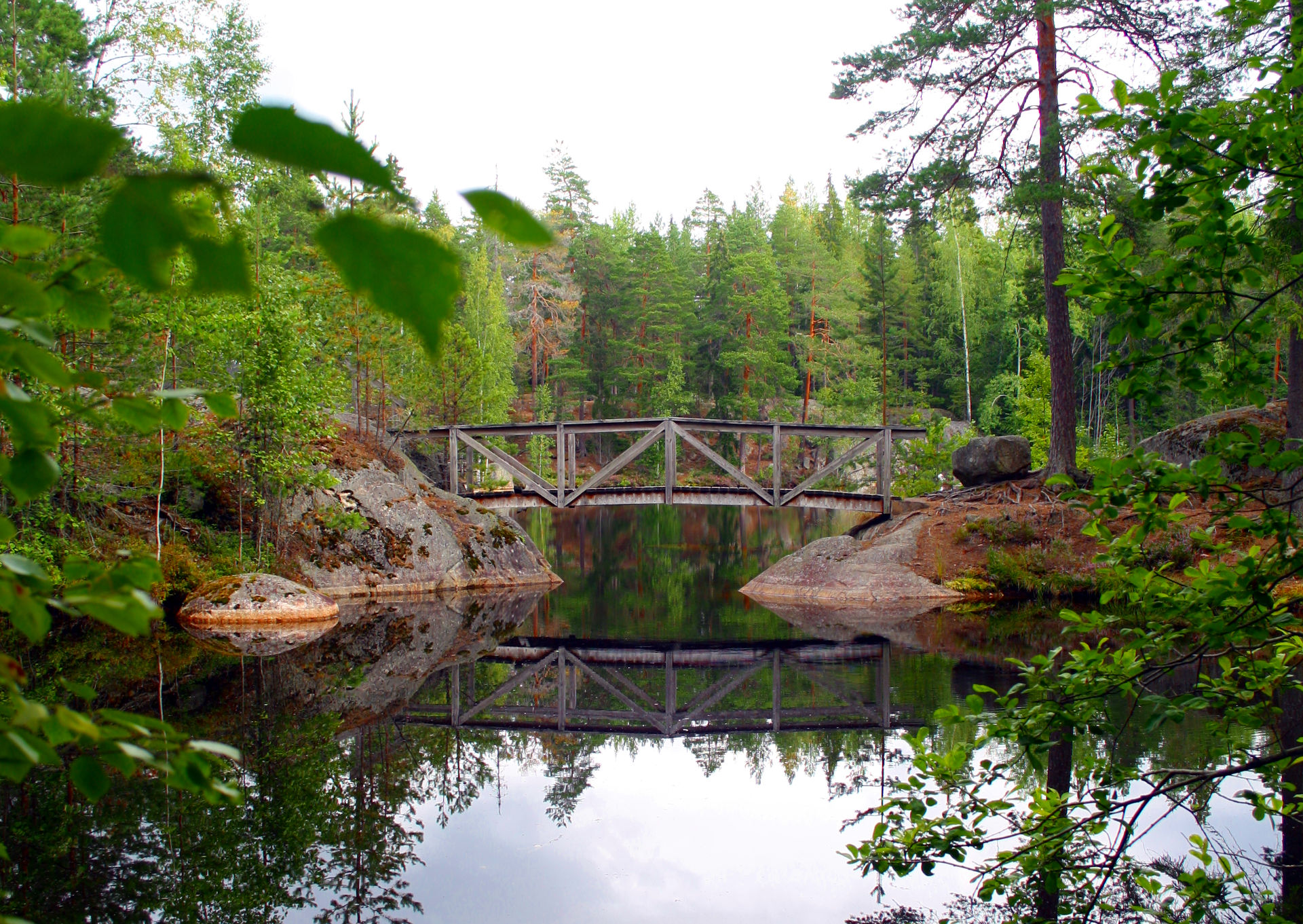 Puinen silta Korpilammella